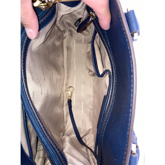 MICHAEL KORS, LARGE NAVY SAFFIANO LEATHER CROSSBODY BAG - Picture 11 of 16